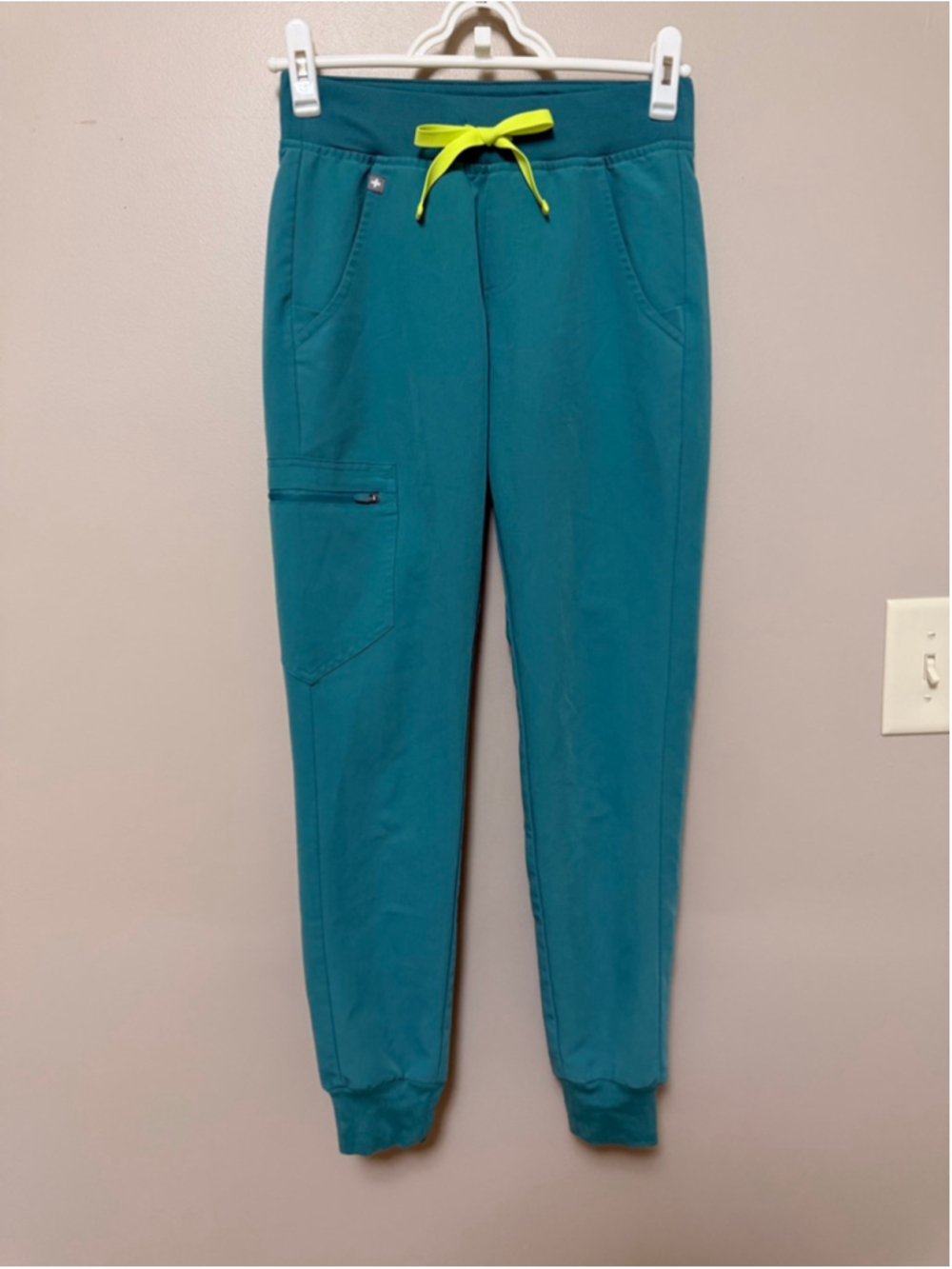 FIGS Scrubs Set - Picture 7 of 10